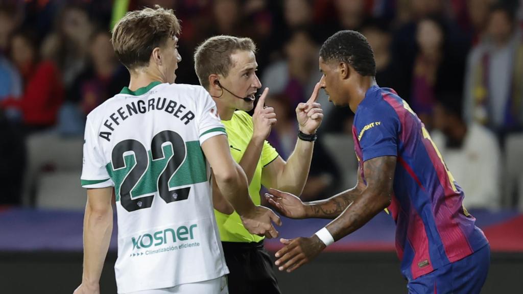 Marcus Rashford protesta al árbitro Miguel Sesma Espinosa durante el Barça-Elche
