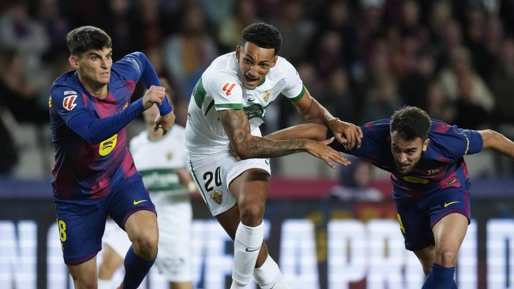 Gerard Martín i Éric García lluiten per la pilota al Barça-Elx