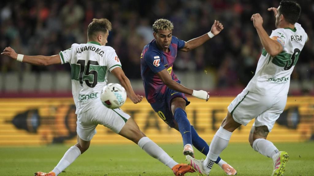 Lamine Yamal define entre dos jugadores durante el Barça-Elche