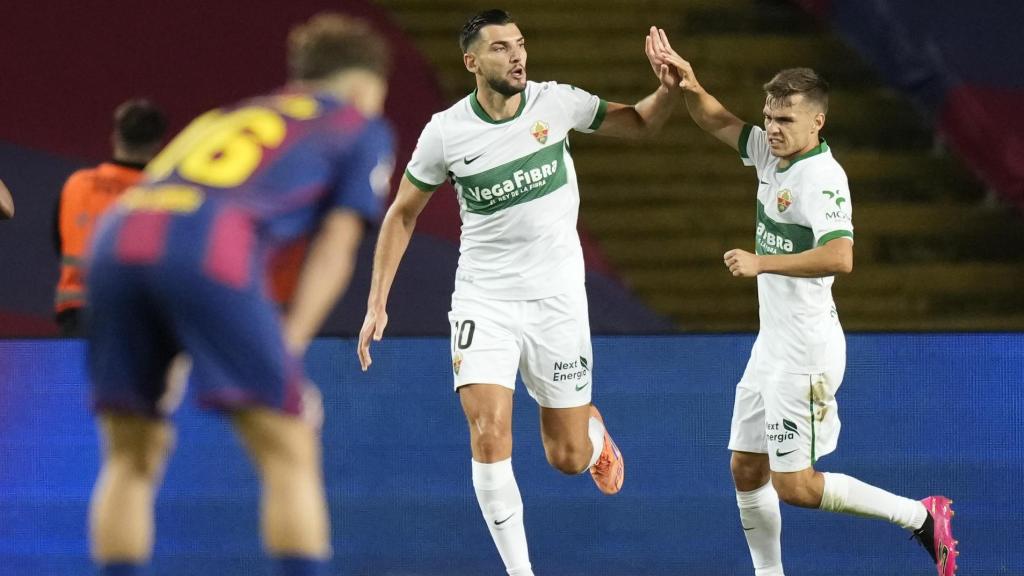Rafa Mir celebra el seu gol durant el Barça-Elx