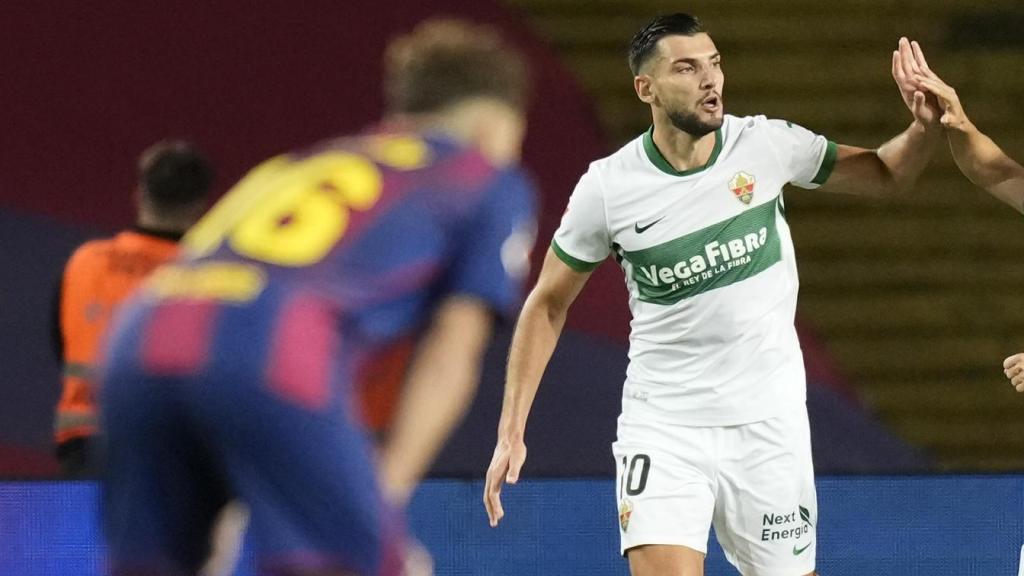 Rafa Mir celebra su gol durante el Barça-Elche