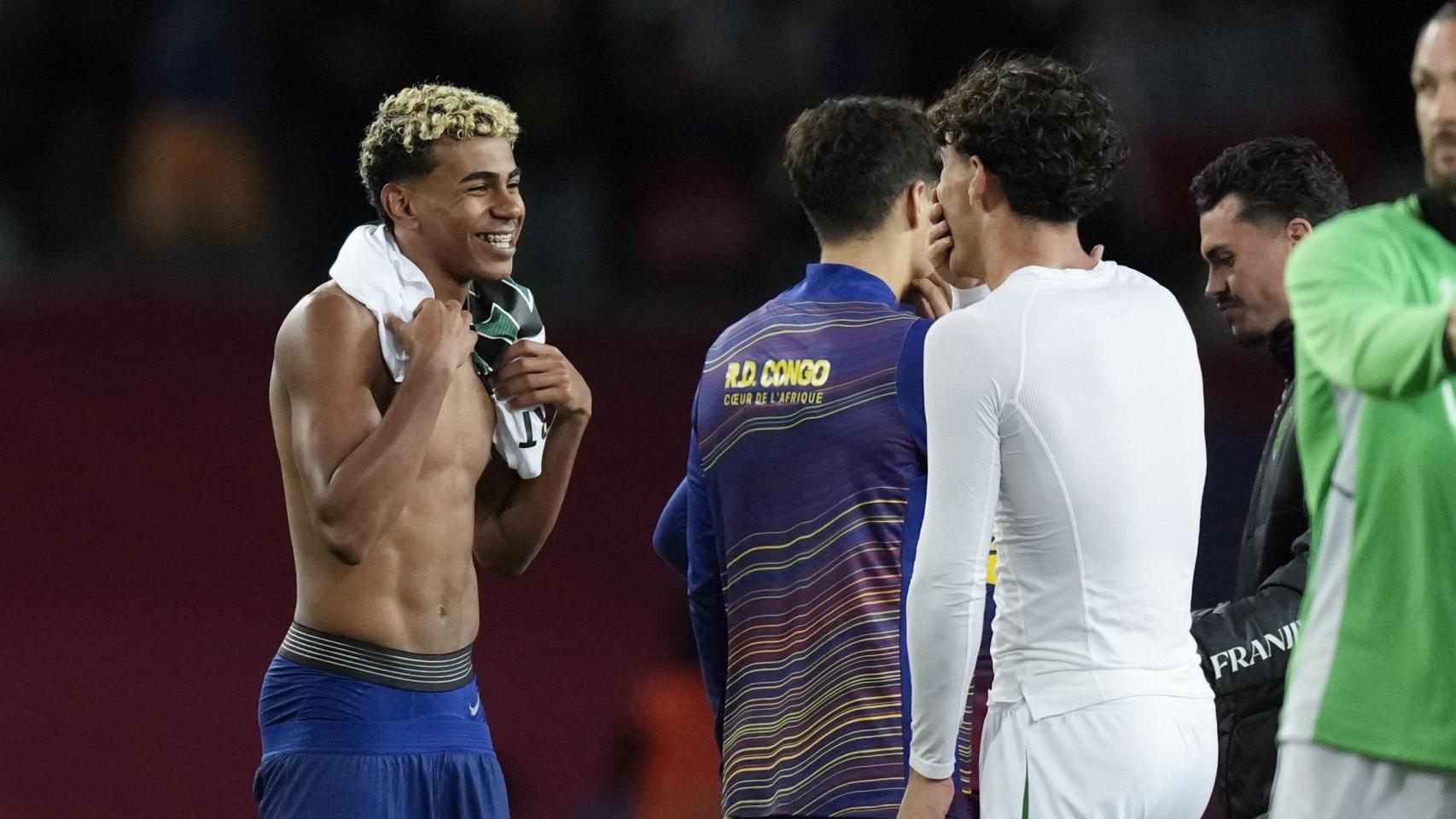 Lamine Yamal y Héctor Fort se reencuentran sonrientes en el Barça-Elche