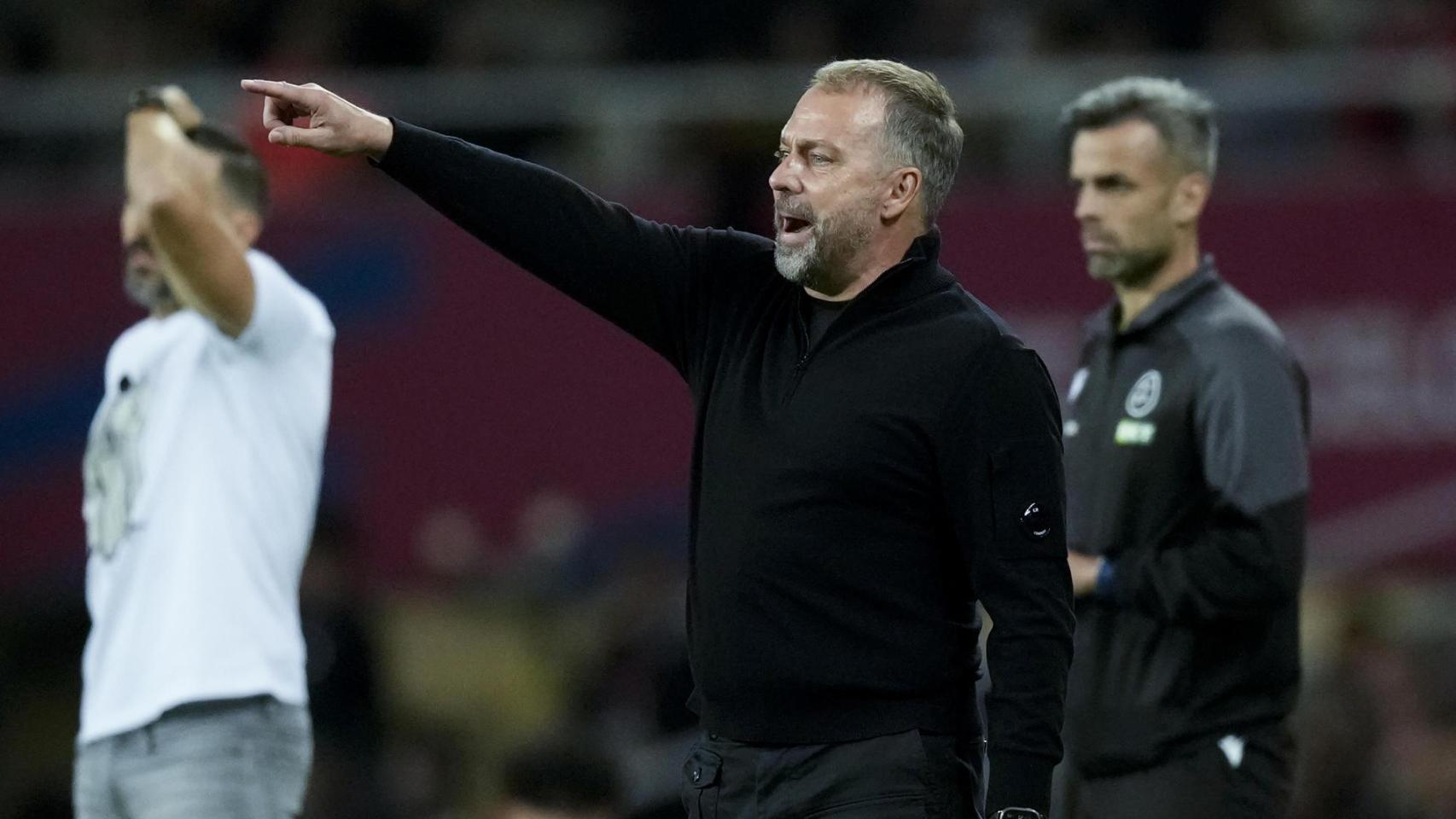 Hansi Flick da indicaciones durante el Barça-Elche