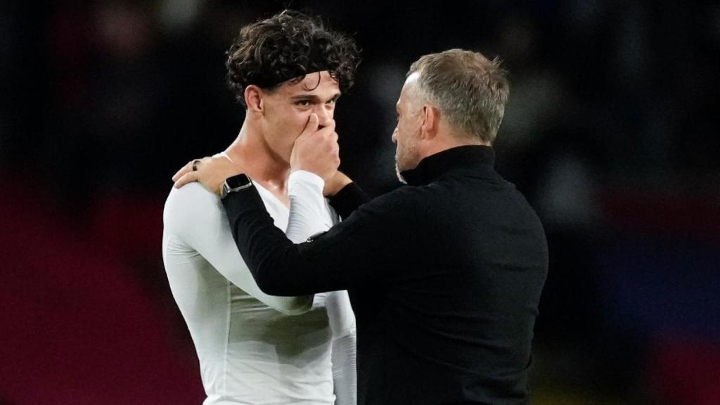 Héctor Fort y Hansi Flick charlan tras el Barça-Elche