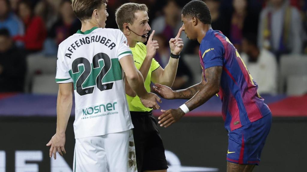Marcus Rashford protesta al árbitro Miguel Sesma Espinosa durante el Barça-Elche