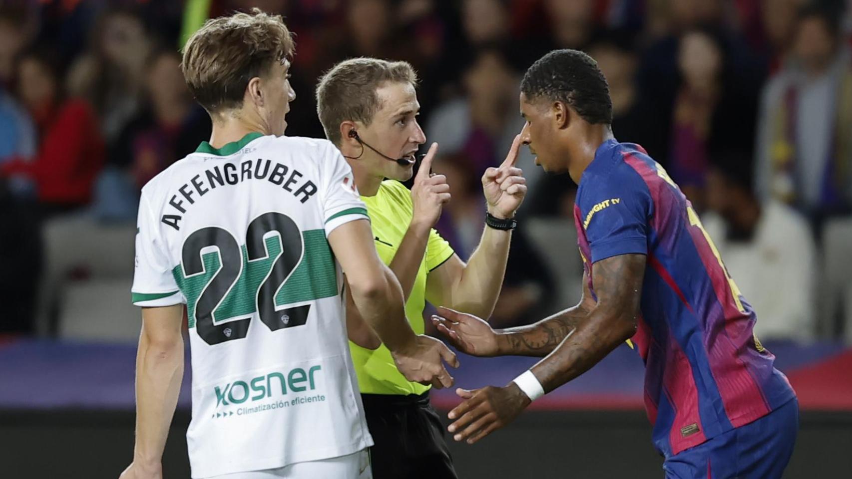 Marcus Rashford protesta al árbitro Miguel Sesma Espinosa durante el Barça-Elche