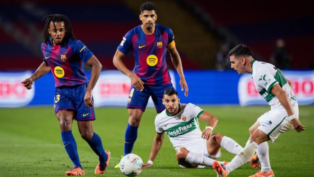 Ronald Araujo y Jules Koundé defensan una jugada en el Barça-Elche