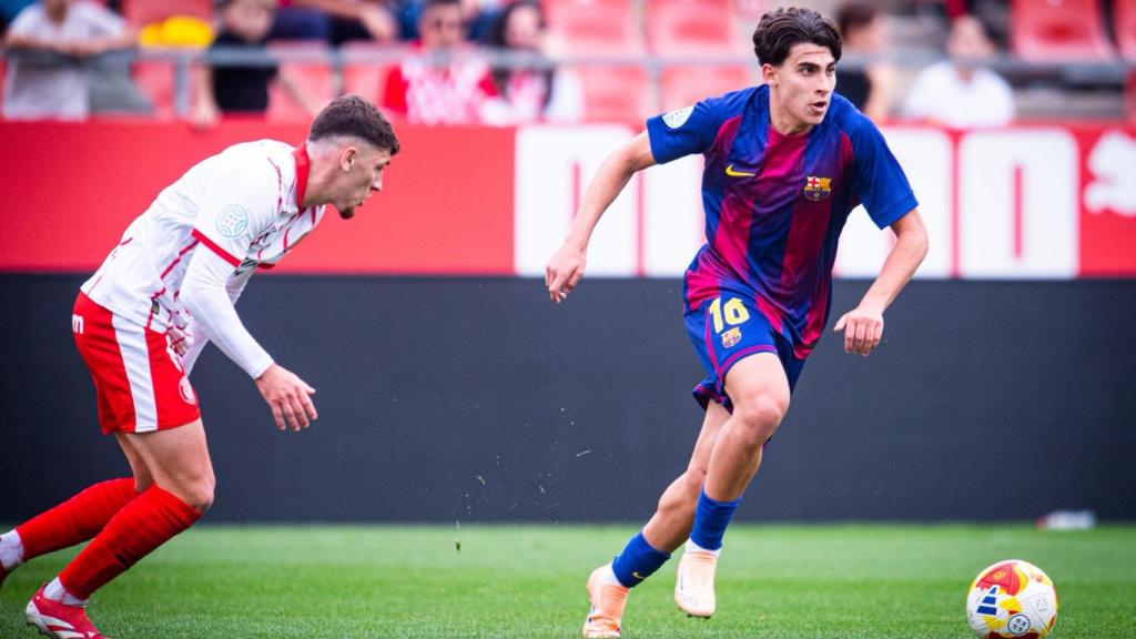 Toni Fernández conduce el balón en el Girona-Barça B