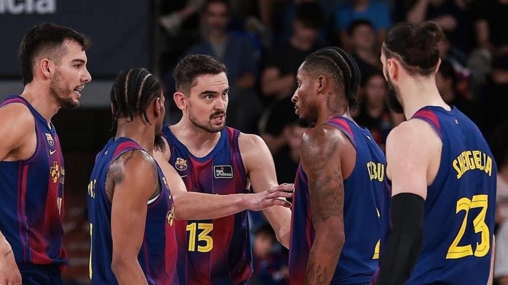 Los jugadores del Barça de basket conversan entre si en el Barça-UCAM Murcia