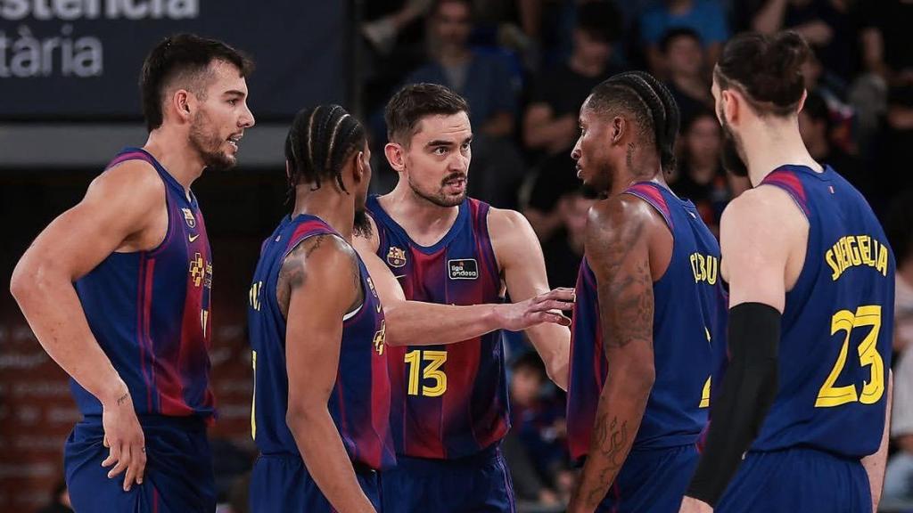 Los jugadores del Barça de basket conversan entre si en el Barça-UCAM Murcia