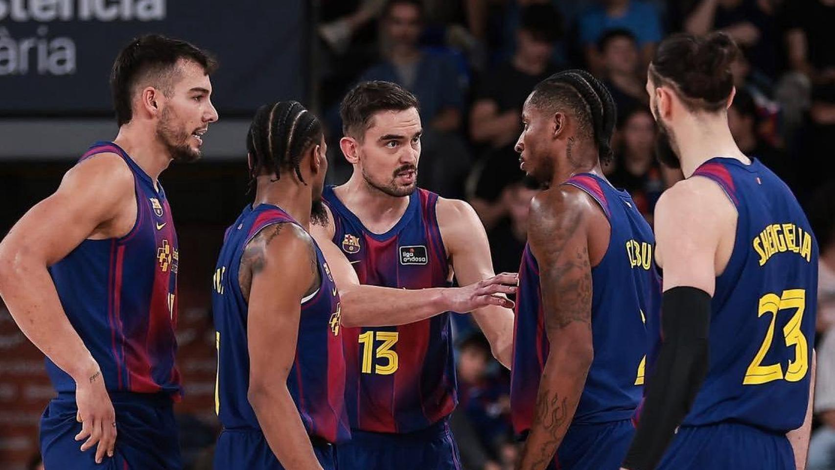 Los jugadores del Barça de basket conversan entre si en el Barça-UCAM Murcia
