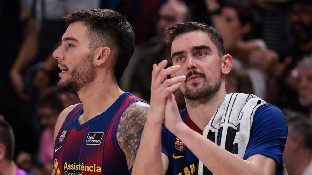 Willy Hernangómez y Thomas Satoransky animan al Barça de basket desde el banquillo