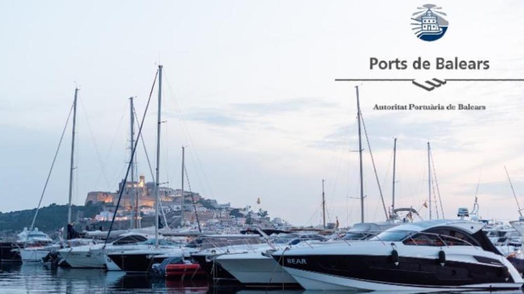 Vista de Marina Botafoch, en Ibiza, y el logo de la APB