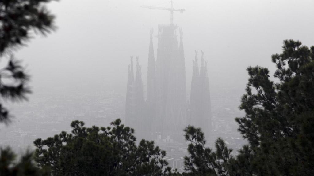 Vista de la Sagrada Familia, en Barcelona, en un día de niebla.