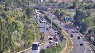 Atasco en la AP-7 por el accidente en l'Ampolla