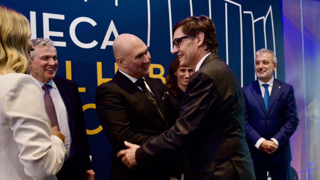 Salvador Illa saluda al presidente de AstraZeneca España, Rick R. Suárez