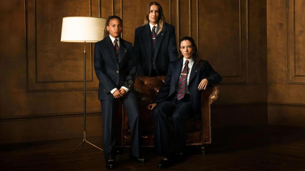 Vicky López, Alexia Putellas i Aitana Bonmatí posen amb els vestits d'AMIRI