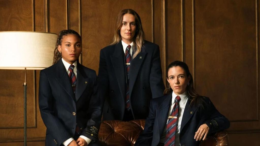 Vicky López, Alexia Putellas y Aitana Bonmatí posan con los trajes de AMIRI