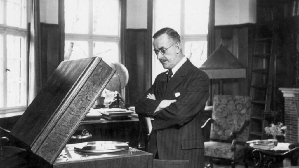 Thomas Mann escuchando un disco en su estudio (1932)