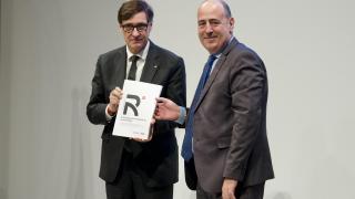 El 'president' de la Generalitat, Salvador Illa, recibe de manos de Carles Ramió el informe con 50 propuestas del grupo de expertos por la reforma de la Administración de la Generalitat