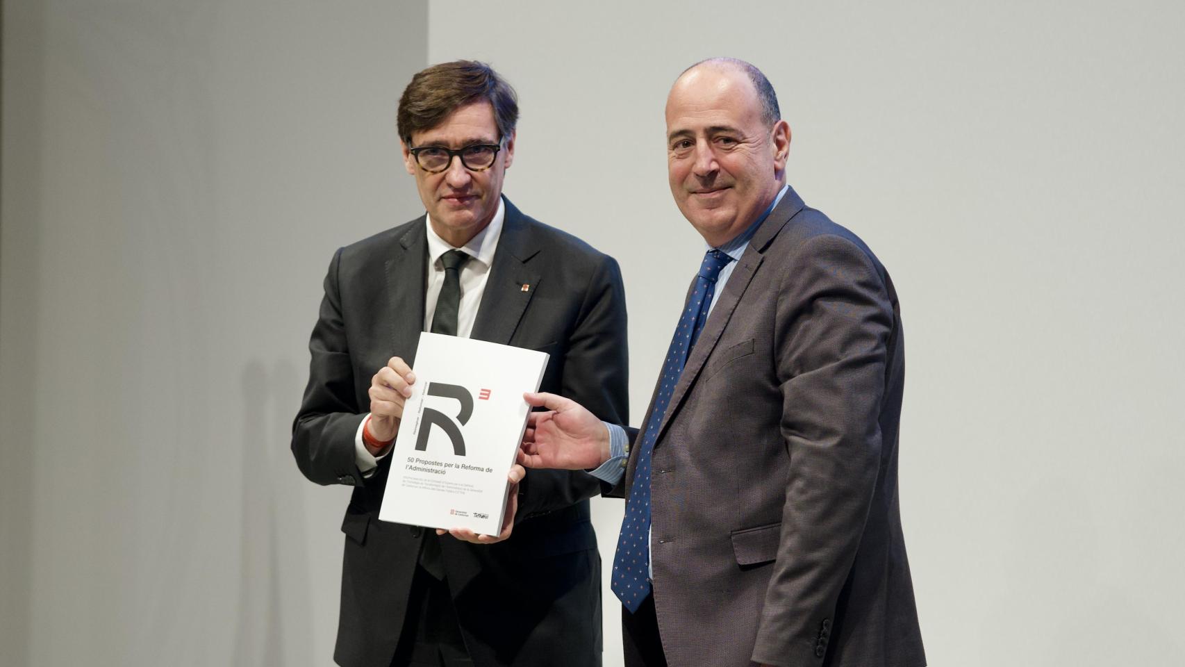 El 'president' de la Generalitat, Salvador Illa, recibe de manos de Carles Ramió el informe con 50 propuestas del grupo de expertos por la reforma de la Administración de la Generalitat