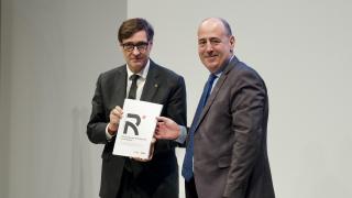 El 'president' de la Generalitat, Salvador Illa, recibe de manos de Carles Ramió el informe con 50 propuestas del grupo de expertos por la reforma de la Administración de la Generalitat