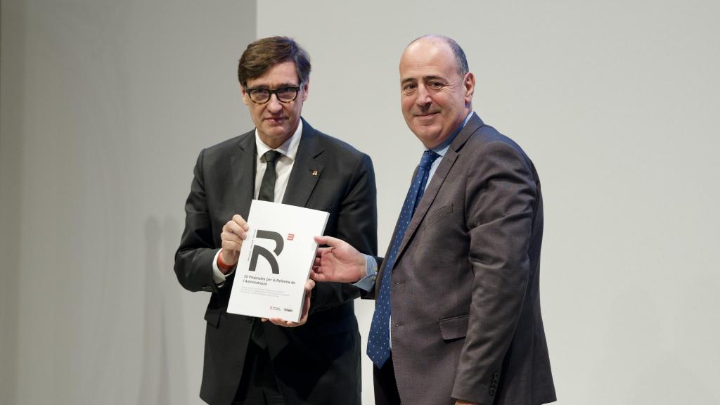 El 'president' de la Generalitat, Salvador Illa, recibe de manos de Carles Ramió el informe con 50 propuestas del grupo de expertos por la reforma de la Administración de la Generalitat
