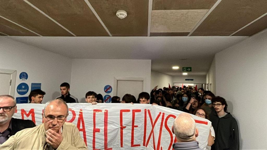 Un grupo de radicales tratando de impedir un acto de S'ha Acabat en la UB