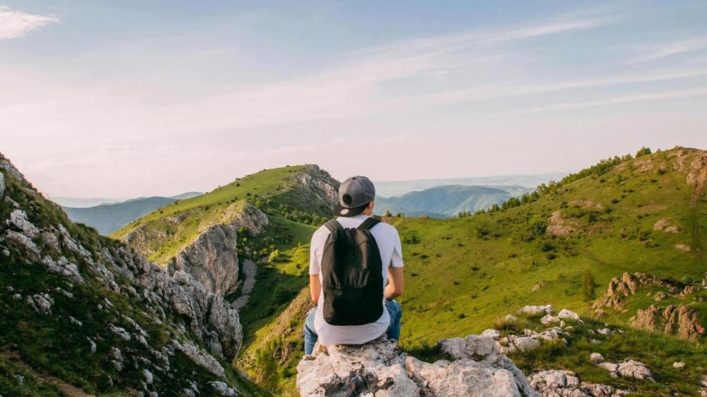 Viajero contempla el paisaje
