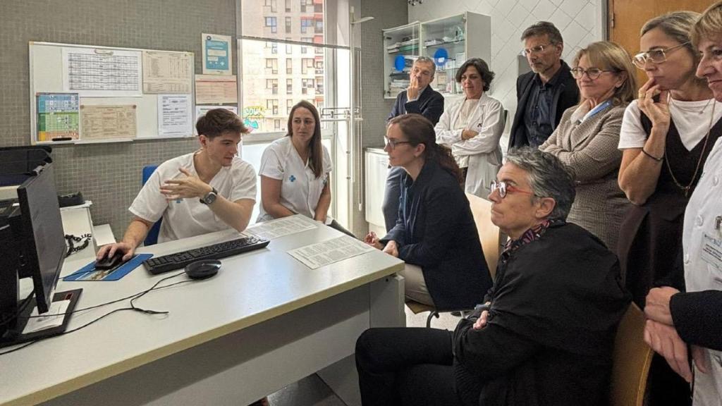 La ministra de Sanidad, Mónica García, y la consellera de Salud, Olga Pané, en la visita al CAP