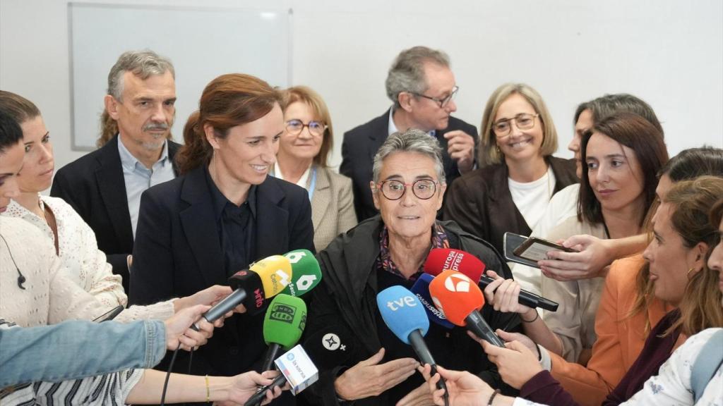 La ministra de Sanidad, Mónica García, y la 'consellera' de Salud, Olga Pané, en el Centro de Atención Primaria CAP Maragall