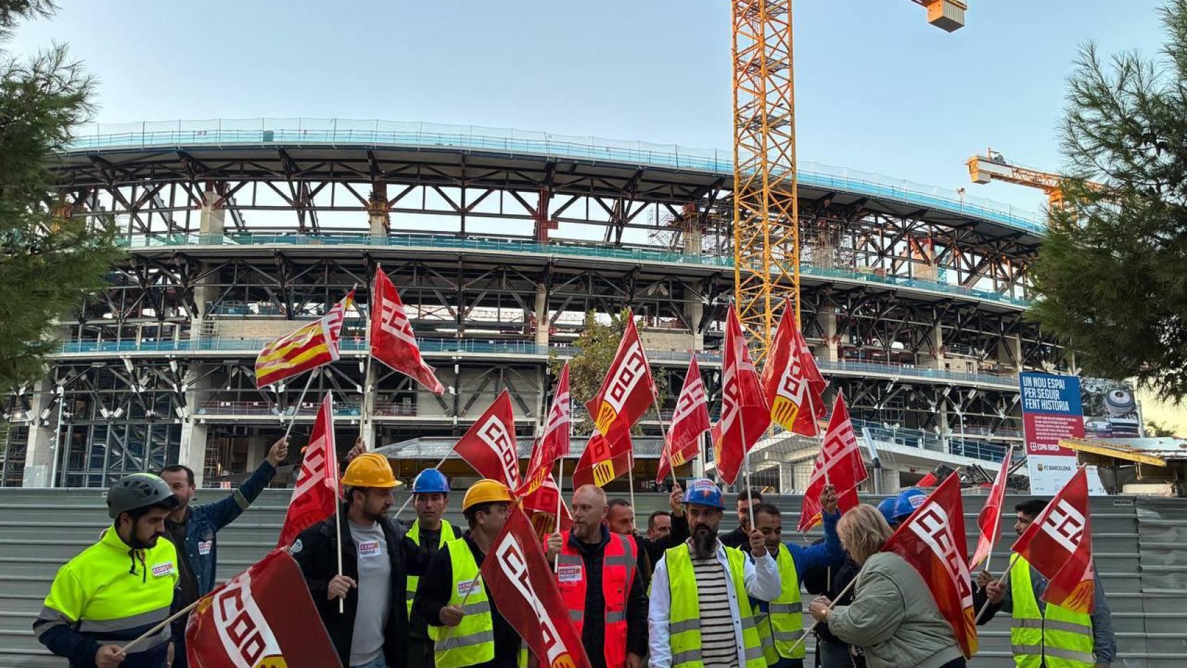 Protesta de Comisiones Obreras en las afueras del Camp Nou