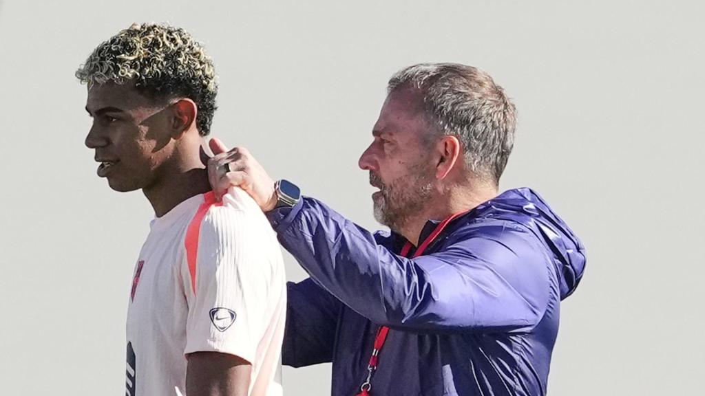 Hansi Flick cuida Lamine Yamal en l'últim entrenament abans del Bruges-Barça