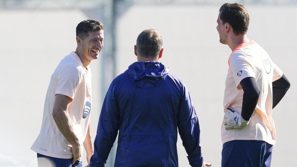 Hansi Flick charla con Wojciech Szczesny y Robert Lewandowski antes del Brujas-Barça