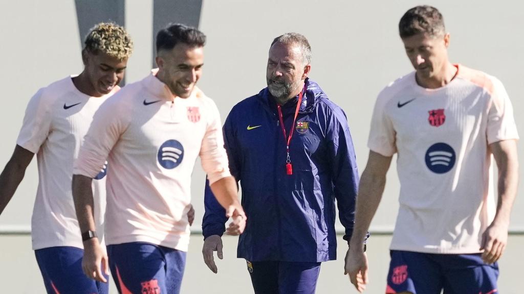 Hansi Flick, en un entrenament del Barça al costat de Lamine Yamal, Éric Garcia i Robert Lewandowski