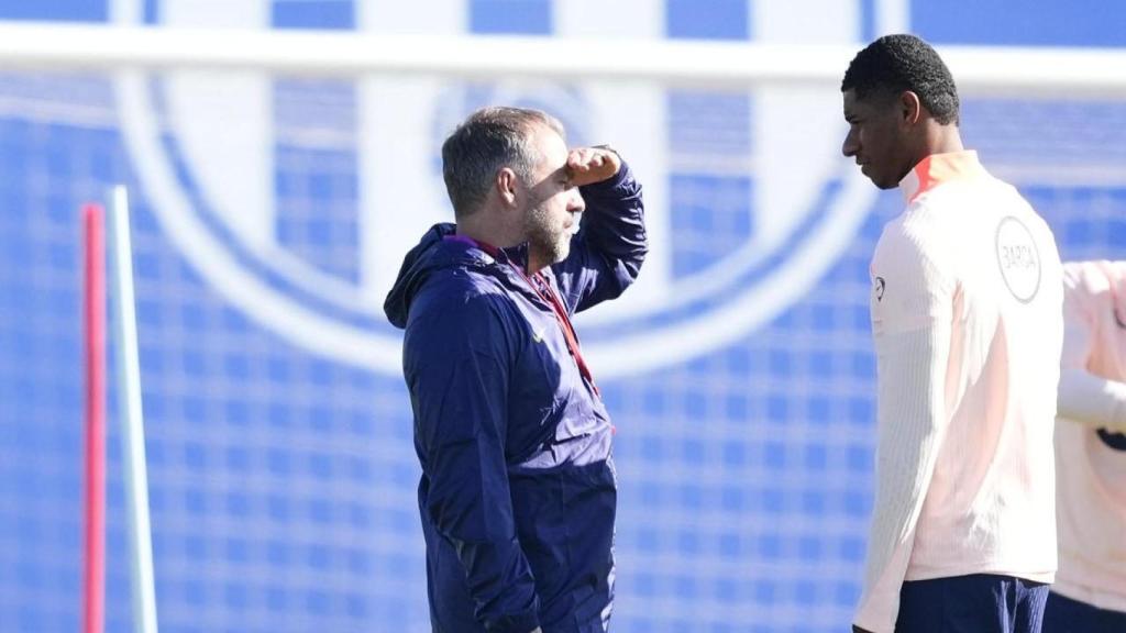 Hansi Flick charla con Marcus Rashford antes del Brujas-Barça