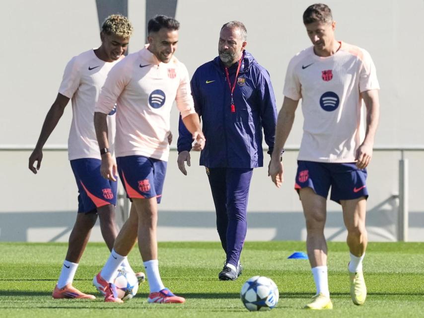 Hansi Flick, en un entrenamiento del Barça junto a Lamine Yamal, Éric Garcia y Robert Lewandowski