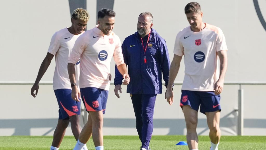 Hansi Flick, en un entrenament del Barça al costat de Lamine Yamal, Éric Garcia i Robert Lewandowski