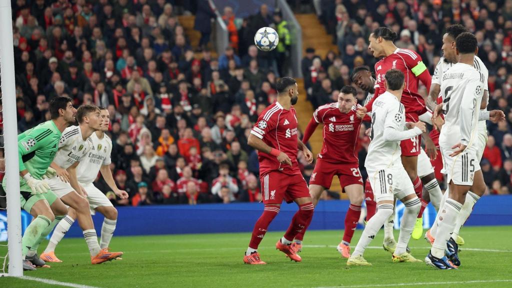 Virgil Van Dijk remata un córner al Liverpool-Reial Madrid