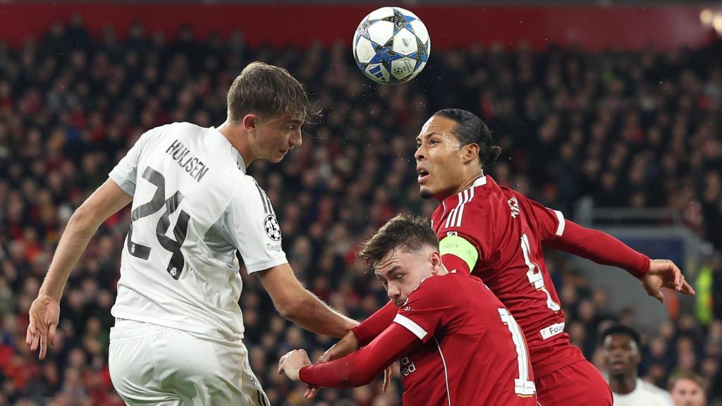 Dean Hijsen lluita per una pilota aèria amb Virgil Van Dijk i Conor Bradley al Liverpool-Reial Madrid