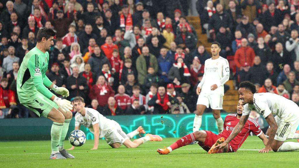 Thibaut Courtois para un remate en el Liverpool-Real Madrid