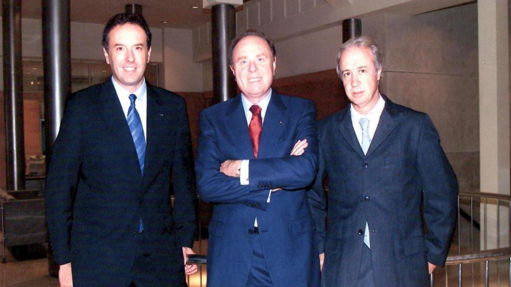 Foto histórica de la firma del acuerdo para la entrada de Banco Mediolanum en España, en 2001. De izquierda a derecha: Luca Bosisio, Ennio Doris y Carlos Tusquets