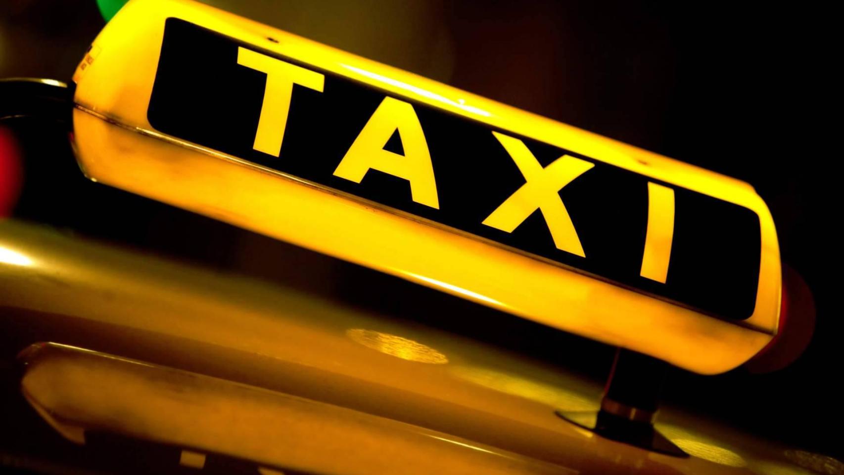 Cartel luminoso de un taxi