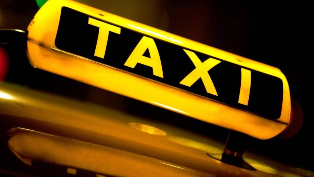 Cartel luminoso de un taxi