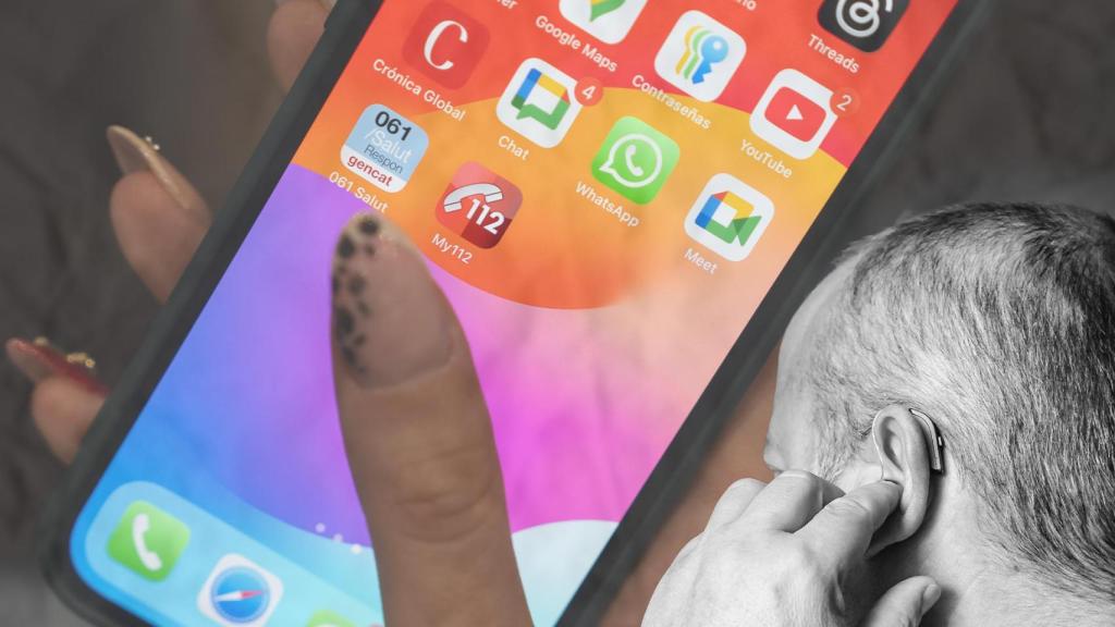 Una persona sorda ante un móvil donde se ven los iconos de las aplicaciones del 112 y 061