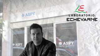 José Elías, ante una oficina de Aspy Prevención y el logo de Laboratorio Echevarne