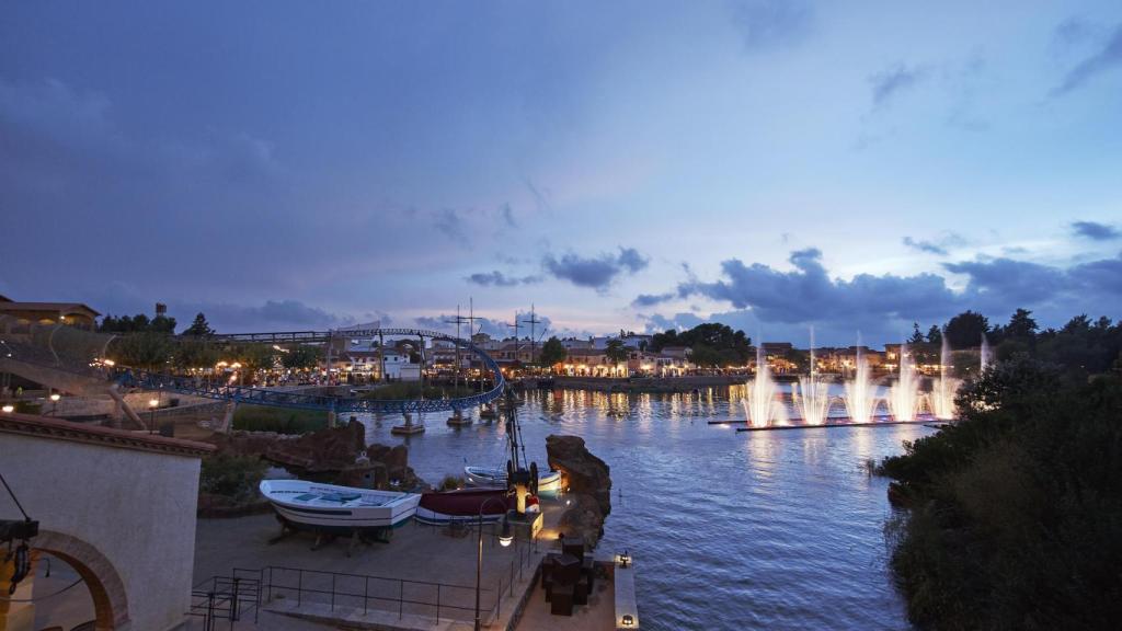 Vista del llac de Mediterrània a PortAventura Park