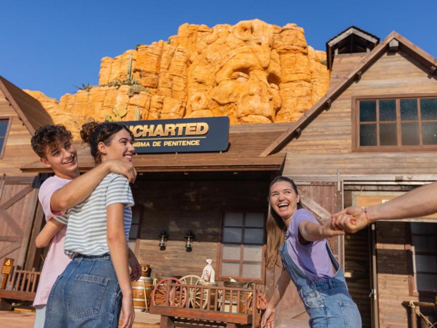 Uns joves entren a l'atracció Uncharted: El Enigma de Penitence, a PortAventura Park