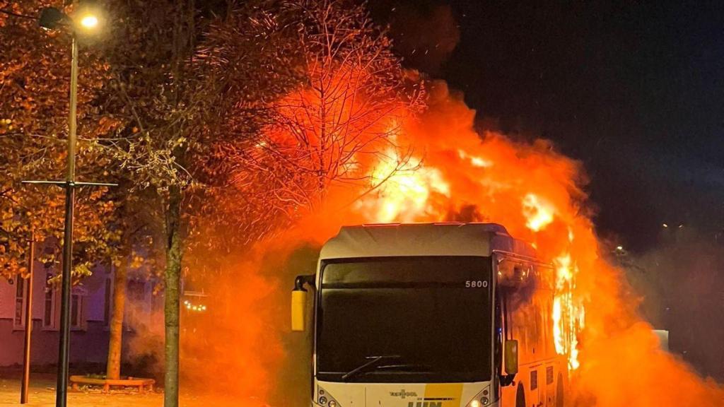 Un autobús crema en flames en la prèvia del Bruges-Barça de la Champions League