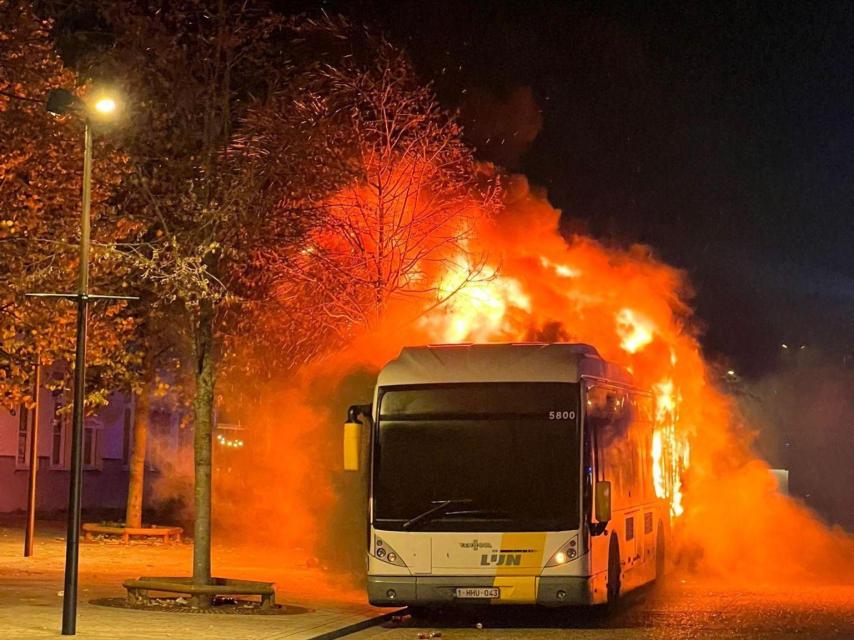 Un autobús crema en flames en la prèvia del Bruges-Barça de la Champions League